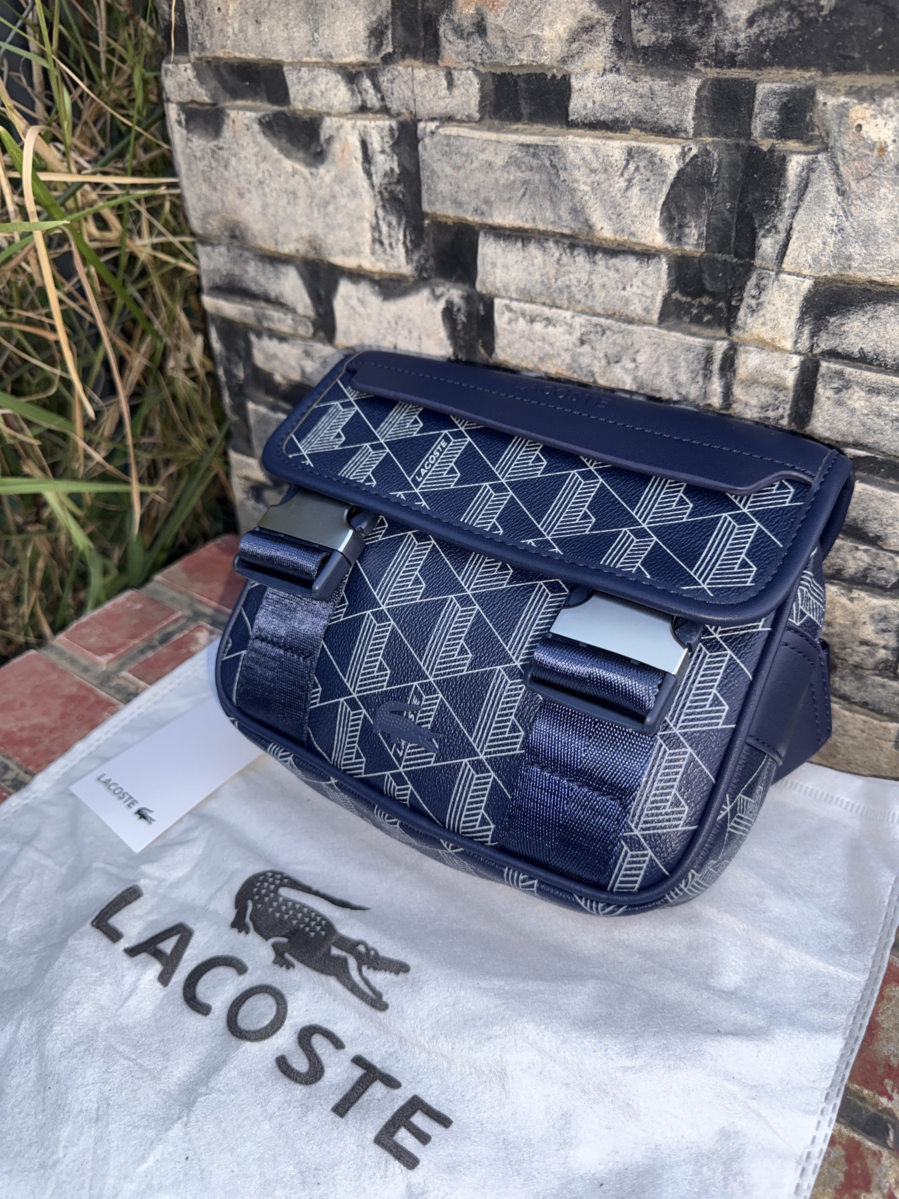 Sacoche lacoste monogramme