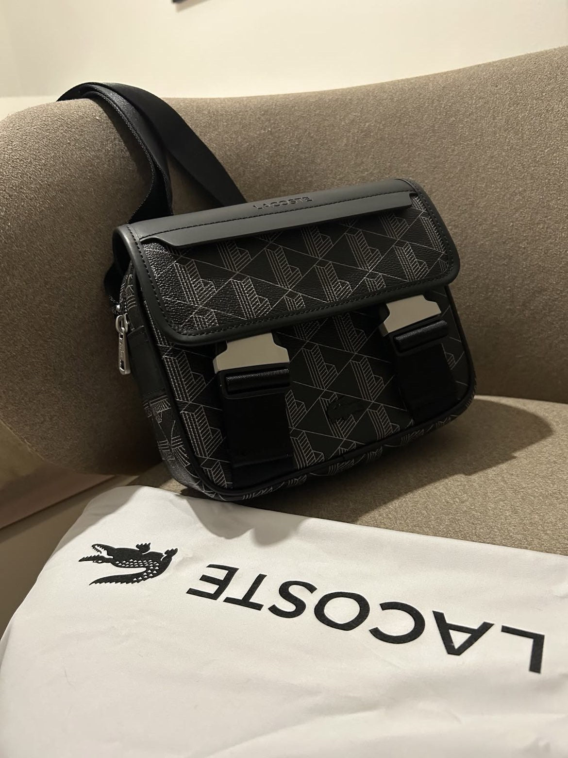Sacoche lacoste monogramme