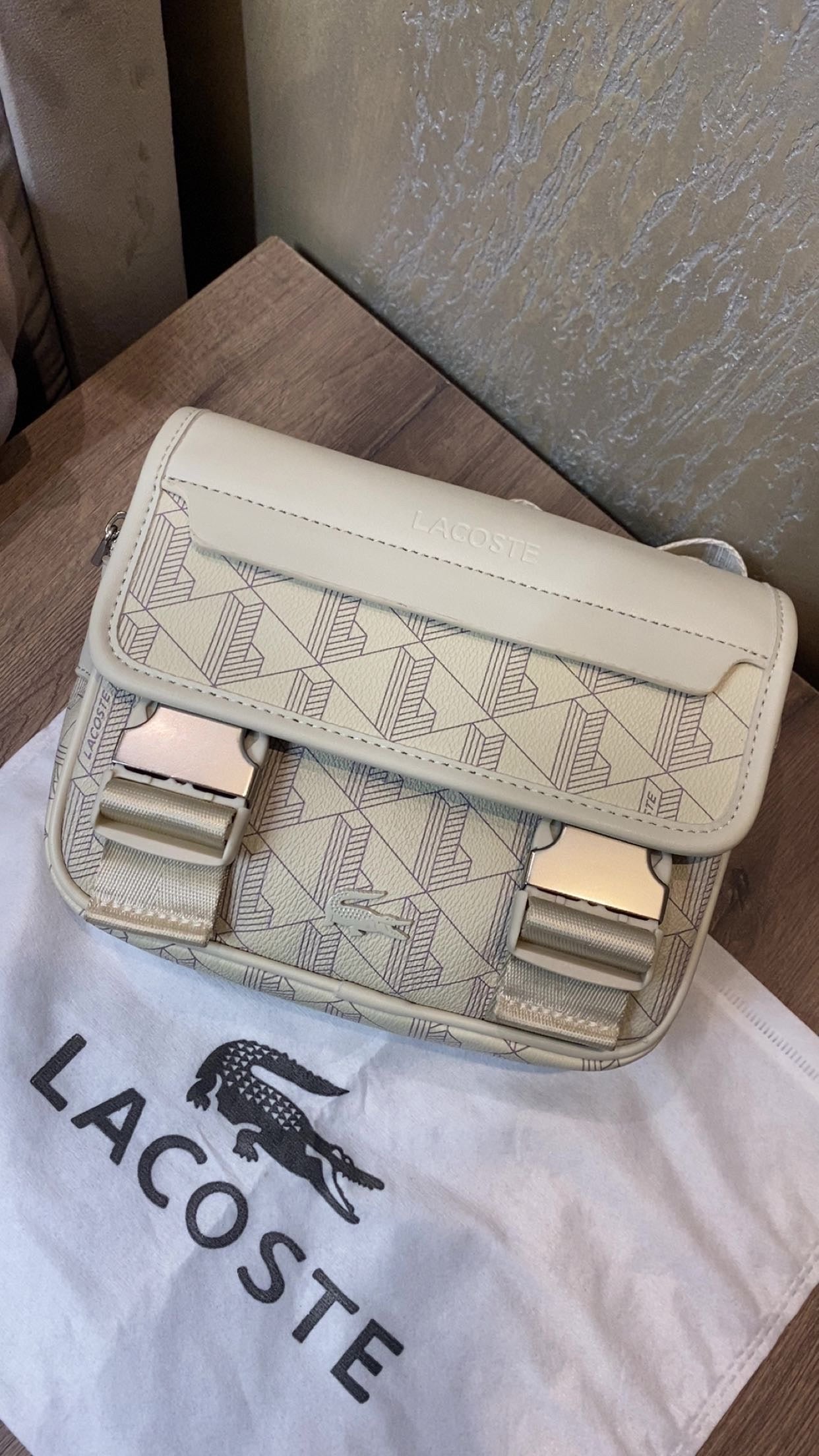 Sacoche lacoste monogramme