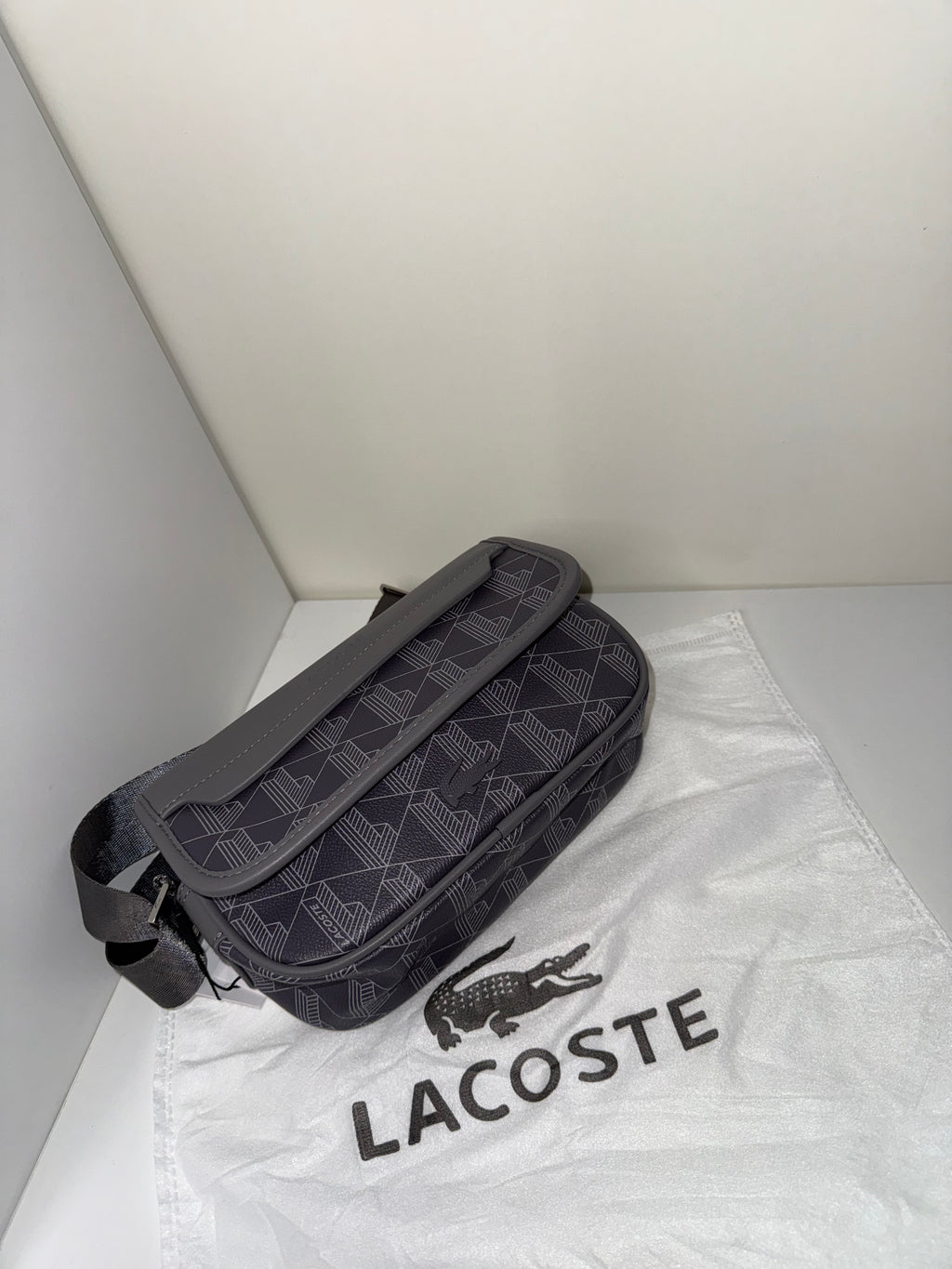 Sacoche Lacoste monogramme