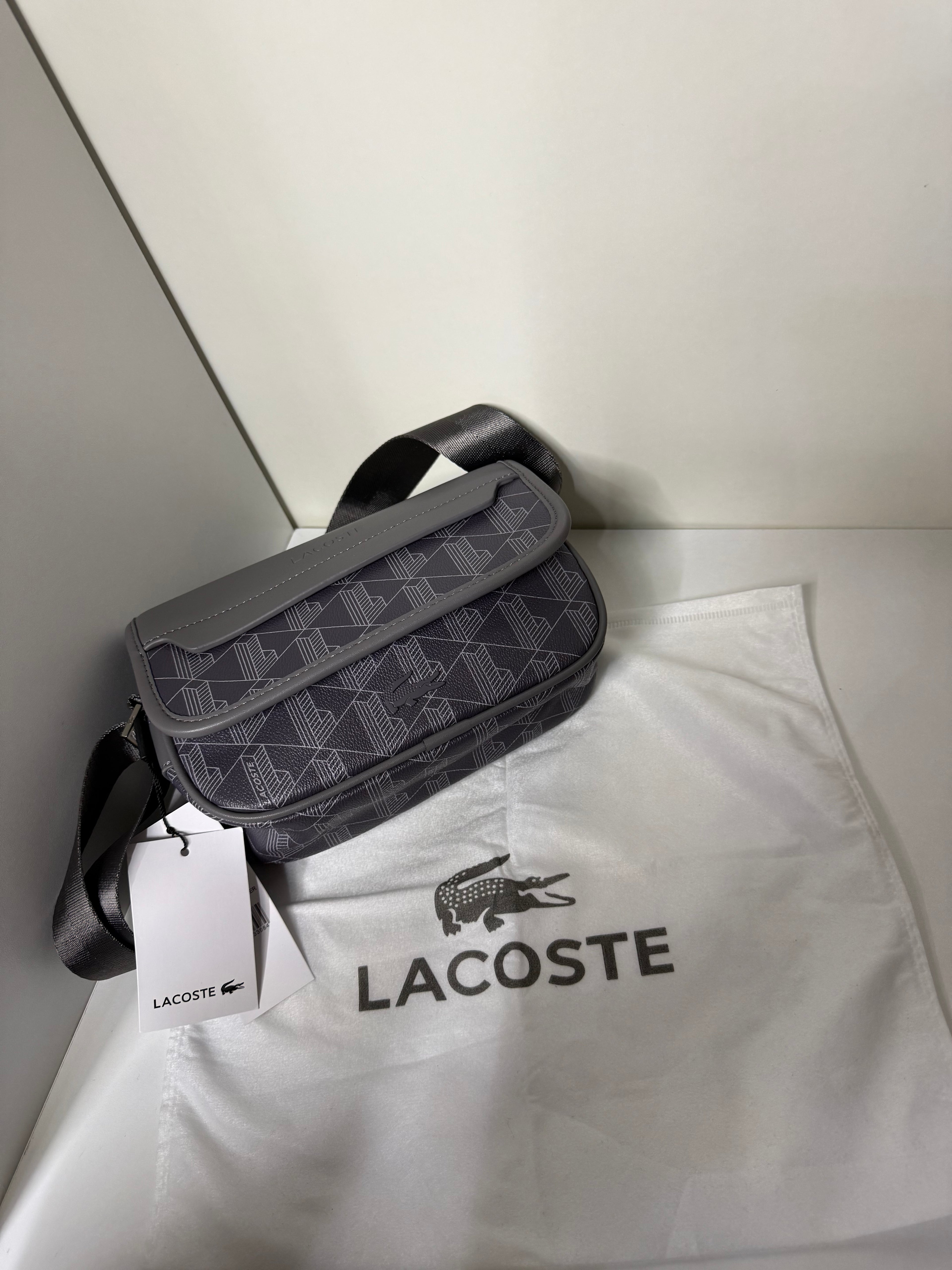 Sacoche lacoste monogramme